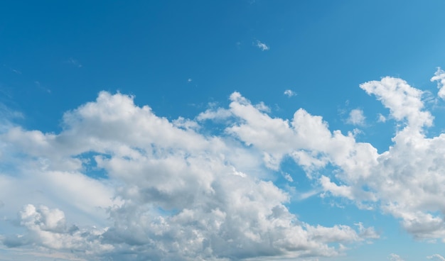 Ciel bleu profond et soleil d'été