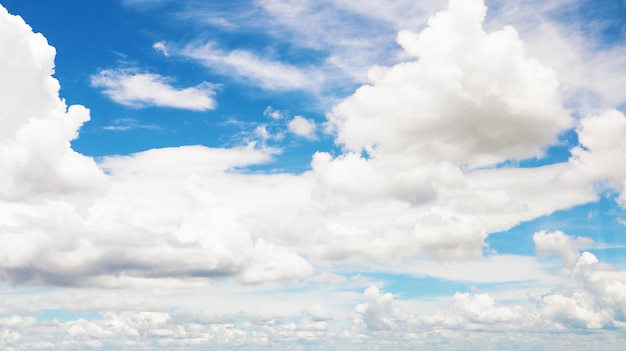 Ciel bleu propre et fond de ciel de nuages blancs avec espace pour la décoration Et utilisé pour faire du papier peint ou apporter au travail dans la conception graphique