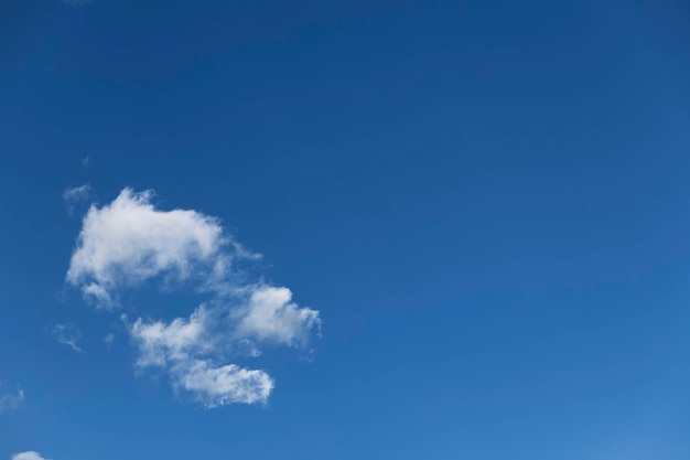 Ciel bleu propre avec un fond de nuage blanc isolé