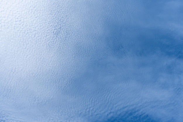 Un ciel bleu avec quelques nuages dedans