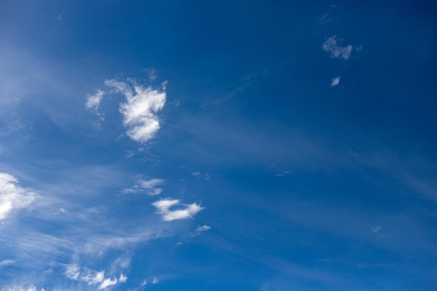 ciel bleu avec seulement quelques nuages