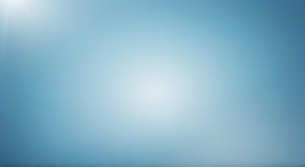 un ciel bleu avec un soleil qui brille à travers lui