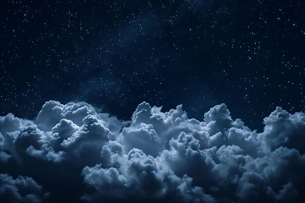 Le ciel bleu sombre avec des étoiles et des nuages blancs