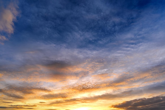 Ciel bleu spectaculaire avec des nuages blancs au lever du soleil