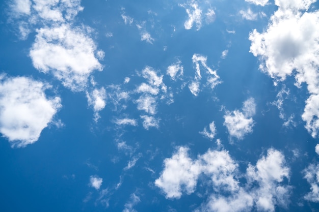 Ciel bleu avec texture de nuages blancs