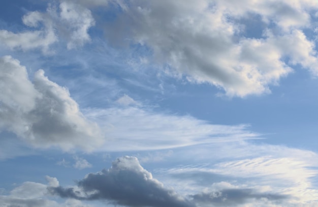 Un ciel bleu avec des vagues de nuages blancs qui flottent dessus des images peintes par les cieux un économiseur d'écran de bannière d'arrière-plan sur le moniteur