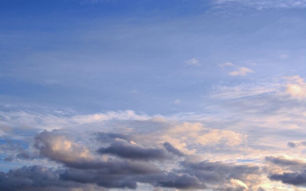 Un ciel bleu avec des vagues de nuages blancs qui flottent dessus des images peintes par les cieux un économiseur d'écran de bannière d'arrière-plan sur le moniteur