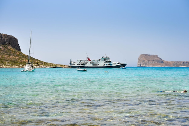 Ciel bleu vif et mer cristalline à la plage de Balos en Crète Grèce