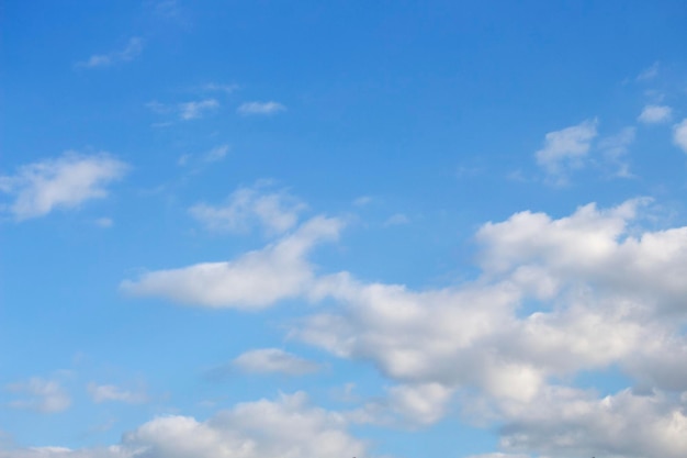 Ciel bleu vif avec des nuages blancs pour le fond ou les fonds d'écranLa beauté de la nature tropicale pour la conception graphique