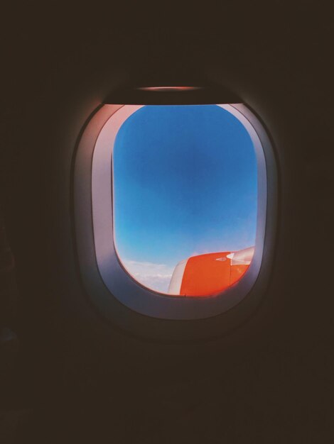 Photo le ciel bleu vu par la fenêtre d'un avion