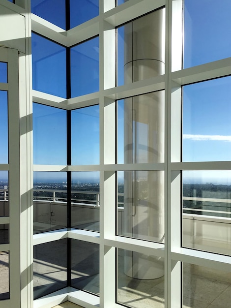 Le ciel bleu vu par la fenêtre