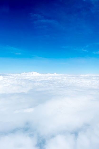 Ciel bleu et vue de dessus de nuage depuis la fenêtre de l'avion, fond de la Nature