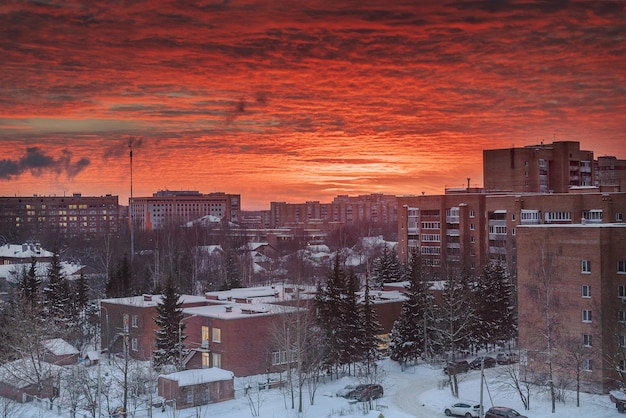 Ciel brûlant à l'aube sur la ville le matin d'hiver glacial