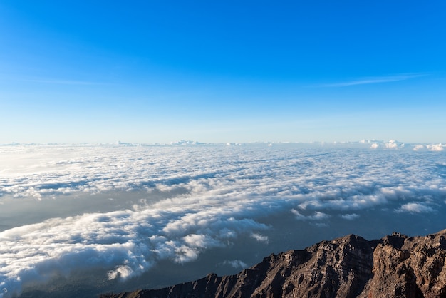 Ciel clair au-dessus du nuage au lever du soleil du sommet du mont Rinjani