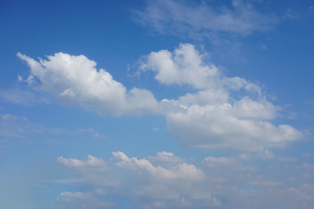 Ciel clair et ciel bleu avec des nuages blancs