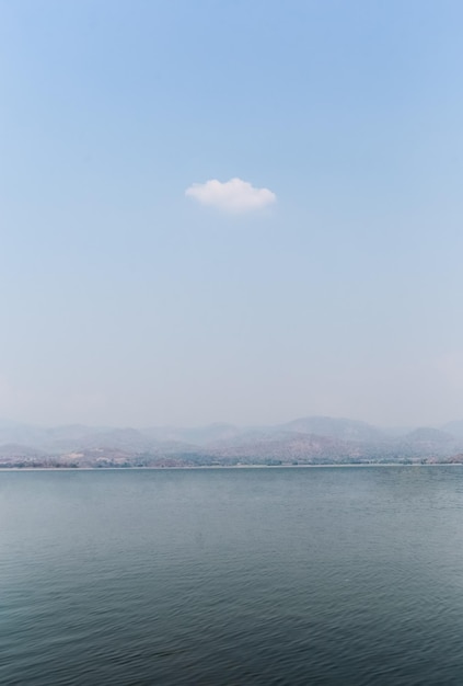 Ciel clair sur le lac avec de beaux nuages verticaux