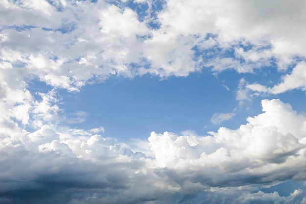 Photo ciel clair avec des nuages, fond bleu