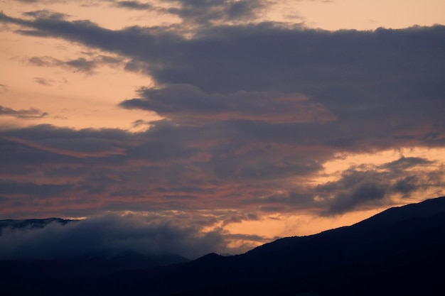 Ciel coloré au coucher du soleil avec fond de soleil et de nuages