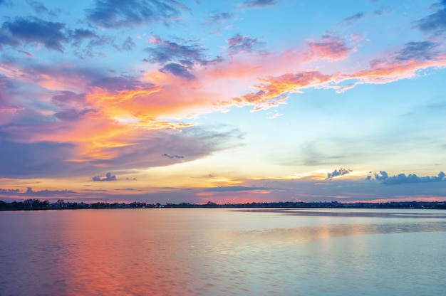 ciel coloré au coucher du soleil