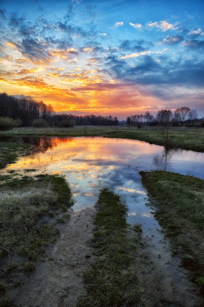 Ciel coloré au-dessus du champ vert