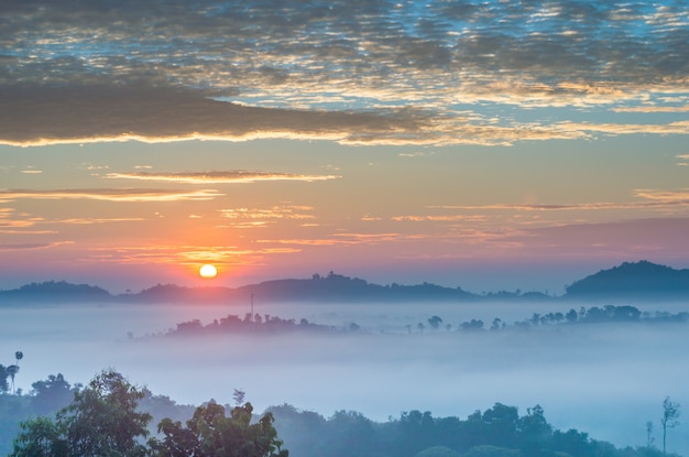 Ciel coloré au lever du soleil sur la montagne