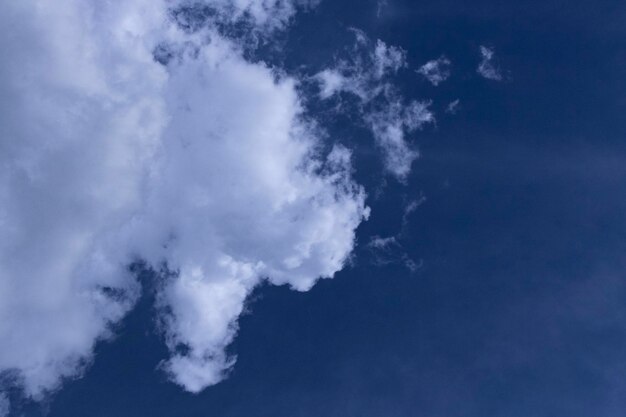 Ciel coloré cinématographique avec des nuages Ciel bleu d'été