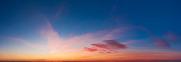 Ciel coloré dramatique avec des nuages doux au coucher du soleil.