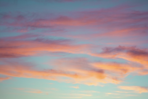 Photo ciel coloré lumineux au coucher du soleil dans des couleurs violet et bleu rose orange.