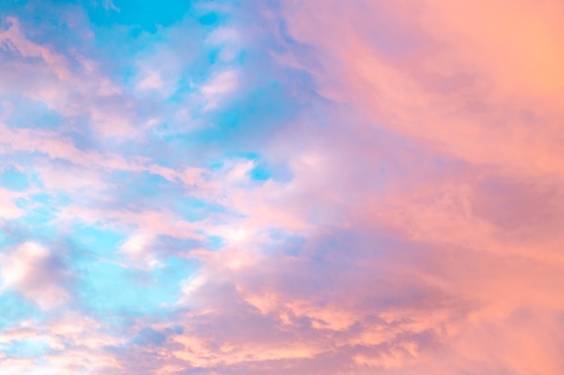 Ciel coloré avec des nuages au coucher du soleil