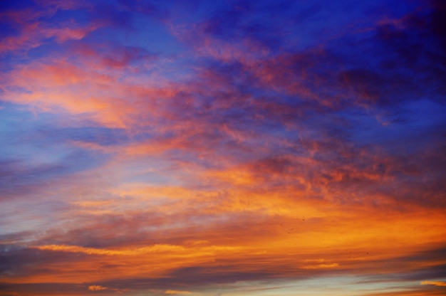 Ciel coloré avec des nuages spectaculaires