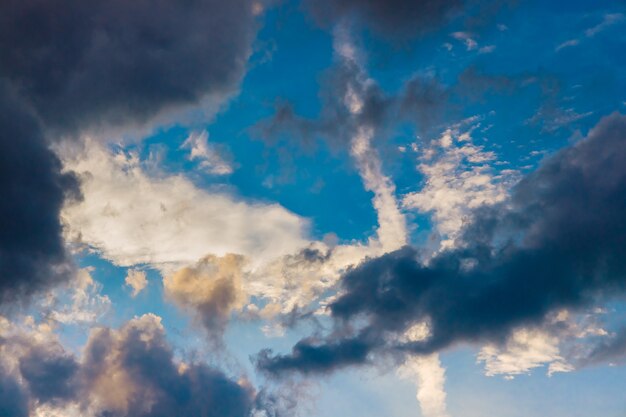 Ciel coloré pendant le paysage naturel du coucher du soleil