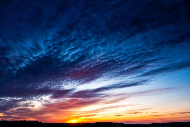 Un ciel coloré pittoresque de lever de soleil