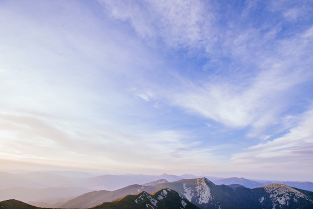 Ciel coloré avec soleil et montagnes