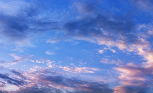 ciel coloré et spectaculaire avec des nuages au coucher du soleil