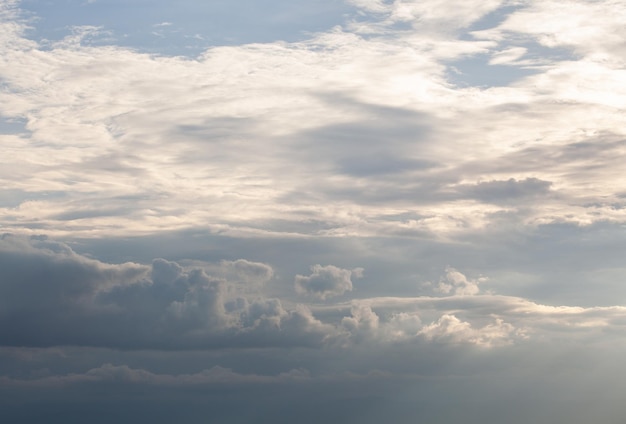 Un ciel coloré et spectaculaire avec des nuages au coucher du soleil