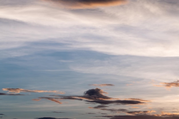 Un ciel coloré et spectaculaire avec des nuages au coucher du soleil