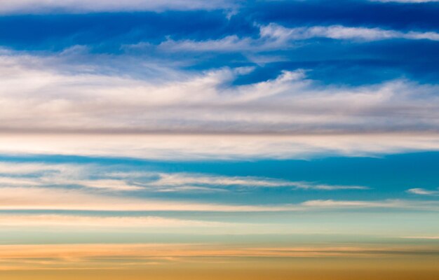 Un ciel coloré et spectaculaire avec des nuages au coucher du soleil