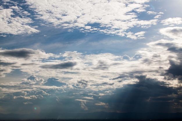 ciel coloré et spectaculaire avec des nuages au coucher du soleil