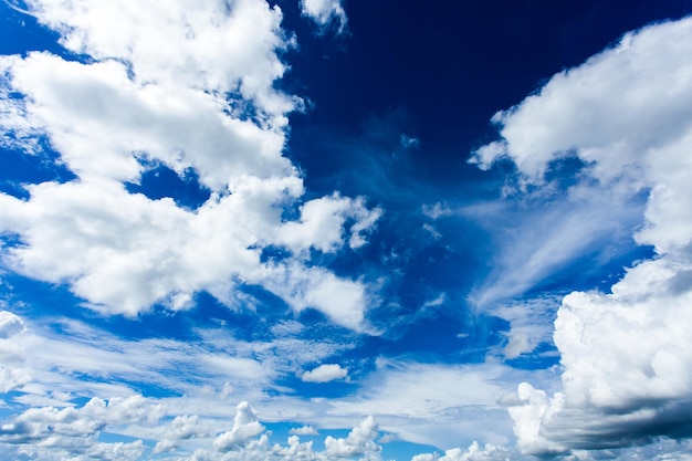 ciel coloré et spectaculaire avec des nuages au coucher du soleil