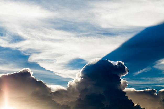 ciel coloré et spectaculaire avec des nuages au coucher du soleil