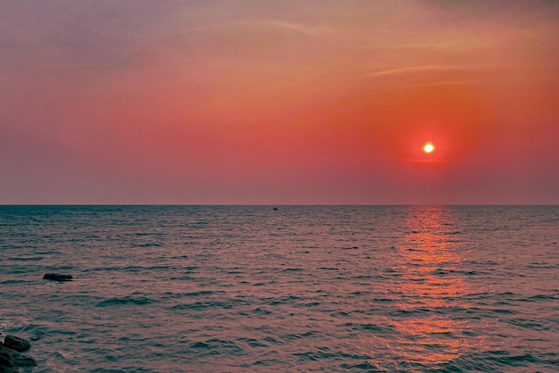 Ciel coucher de soleil au paysage de plage Qu'il s'agisse des teintes chaudes d'un lever ou d'un coucher de soleil