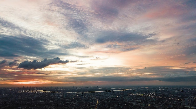 Ciel coucher de soleil coloré au crépuscule