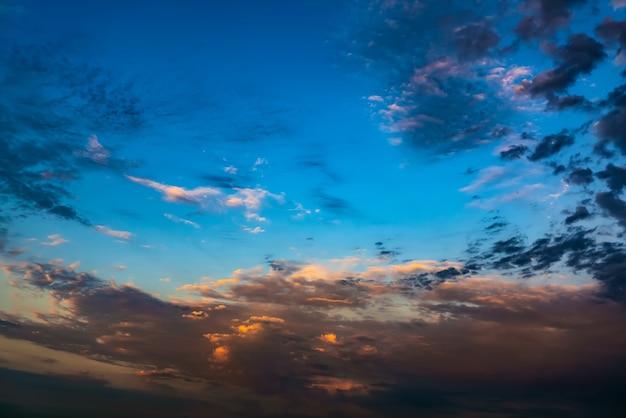 Ciel coucher de soleil coloré avec des nuages