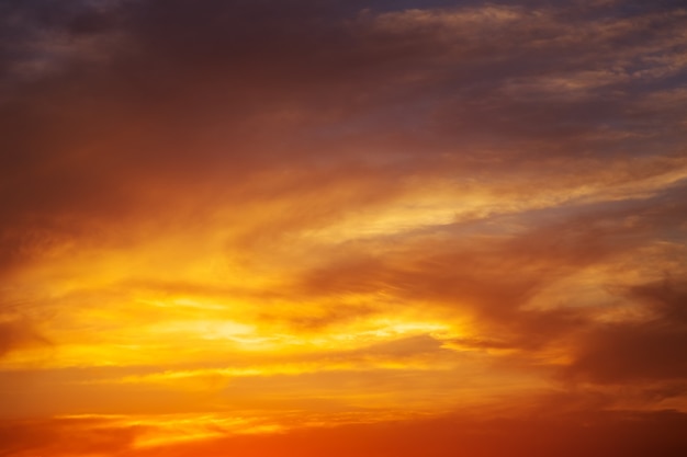 Ciel coucher de soleil coloré orange ardent. Beau ciel.