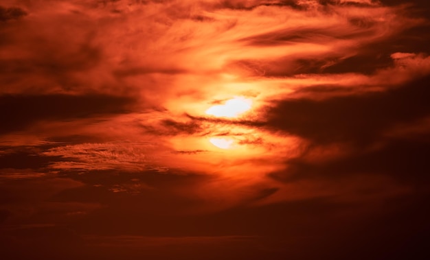 Ciel coucher de soleil coloré spectaculaire sur l'océan Atlantique Nord abstrait ciel rouge