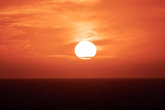 Ciel coucher de soleil coloré spectaculaire sur l'océan Atlantique Nord abstrait ciel rouge