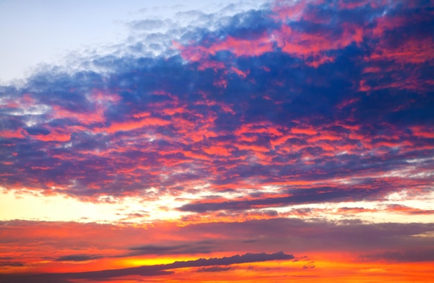 Ciel coucher de soleil coloré spectaculaire