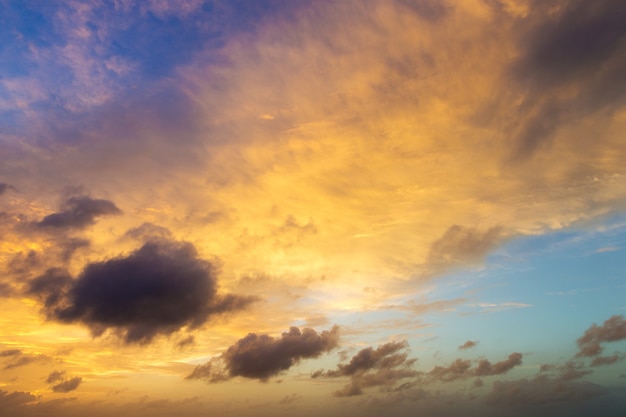 Ciel coucher de soleil coloré sur la surface de la mer tranquille