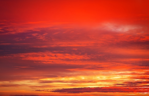 Ciel de coucher de soleil de couleurs orange vif, rouge et jaune. Fond de ciel coucher de soleil apocalyptique