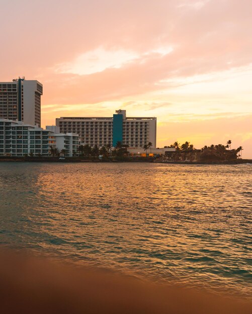 Ciel coucher de soleil avec fond de bâtiments dans la plage de la côte de la ville de condado puerto rico